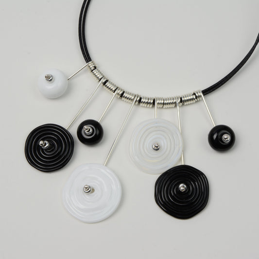 Spiral drop necklace in black & white, 7 bead